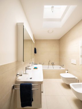 Beyaz banyo modern bir daire. Kimse içten ve çok büyük değil.
