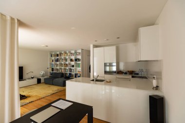 Küçük modern düz tüm açık, mutfak stüdyosu ve oturma odası