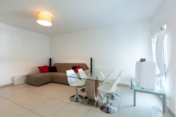 Moderno Salón Minimalista Blanco Con Mesa Cristal Hay Nadie Adentro — Foto de Stock