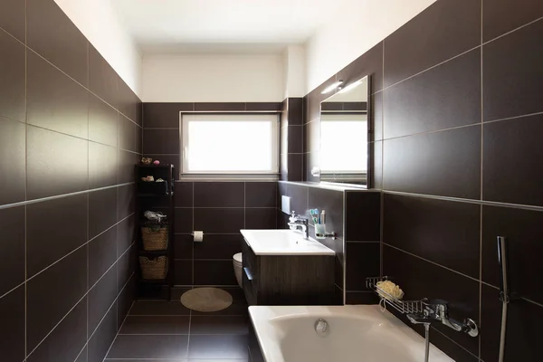 Modern Banyo Kahverengi Çini Pencere Çeride Kimse Yok — Stok fotoğraf