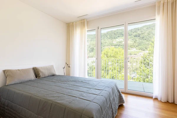 Dormitorio Con Gran Windo — Foto de Stock
