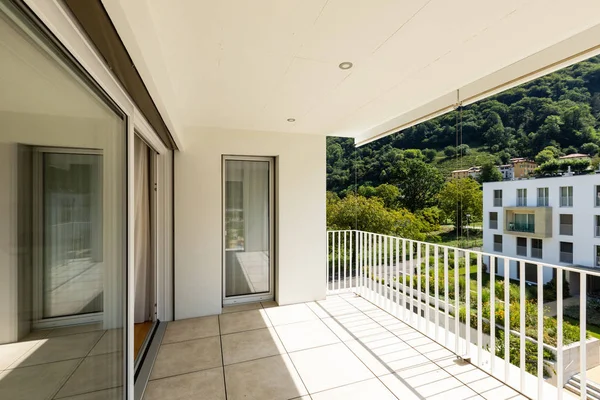 Balkongen Och Modern Lägenhet — Stockfoto