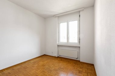 Parlak boş oda ve güzel parke. İçeride kimse yok