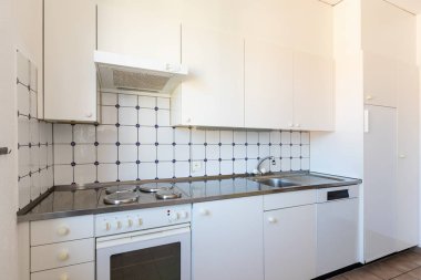 Beyaz ve kiremit, vintage mobilya ile mutfak. İçeride kimse yok