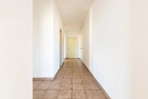 Corridoio Bianco Con Piastrelle Porte Chiuse Nessuno Dentro — Foto Stock