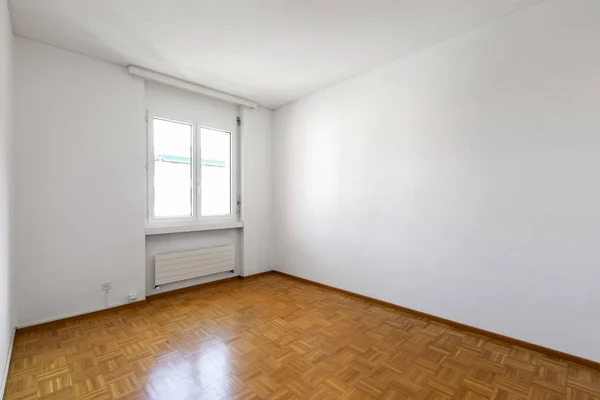 Bright empty room and nice parquet. Nobody inside