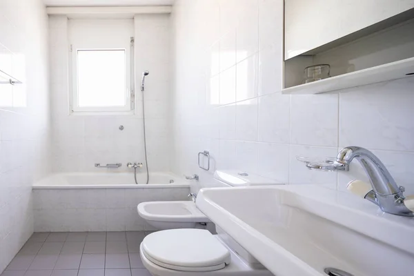 Badezimmer Mit Fliesen Und Fenster Vintage Niemand Drinnen — Stockfoto