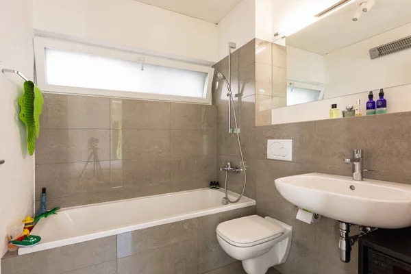 Luminoso Baño Moderno Con Azulejos Hay Nadie Adentro —  Fotos de Stock