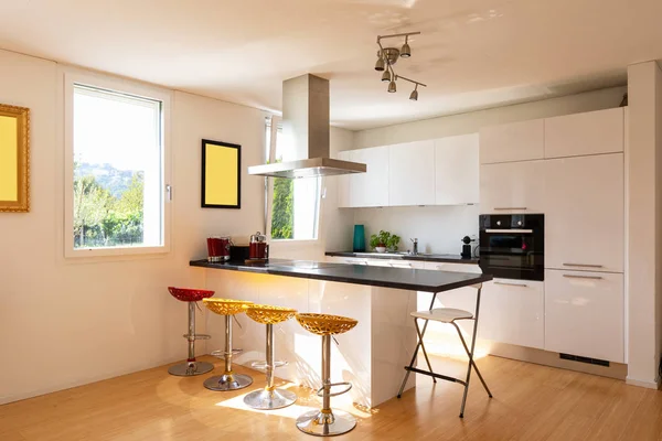 Keuken Modern Appartement Met Eiland Krukken Niemand Binnen — Stockfoto