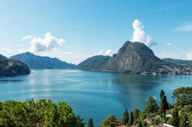 Güneşli bir gün görünümünde Lake Lugano ve Monte San Salvatore. Panorama