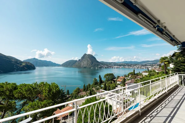 Varanda Com Vista Para Lago Lugano Dia Verão Panorama — Fotografia de Stock