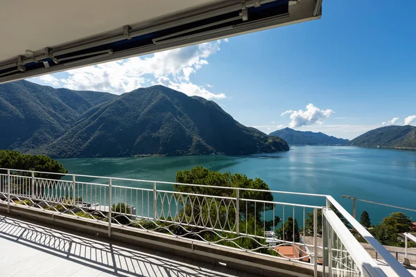 Balcone Con Vista Sul Lago Lugano Una Giornata Estiva Panorama — Foto Stock