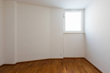 Kavramı, beyaz boş oda, parke ve bir pencere. İçeride kimse yok