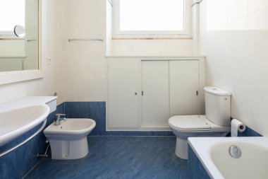 Parlak banyo fayans, içeride kimse yok