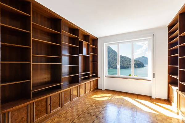 Zimmer Mit Leerem Hölzernen Bücherregal Und Blick Auf Den See — Stockfoto