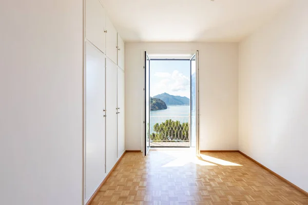 Habitación Blanca Con Grandes Ventanales Con Vistas Lago Hay Nadie — Foto de Stock