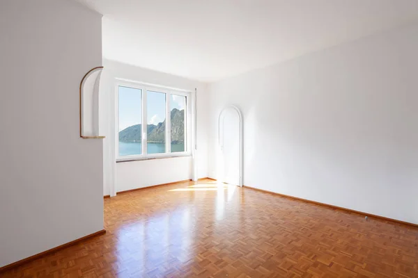 Weißes Zimmer Mit Großen Fenstern Mit Blick Auf Den See — Stockfoto