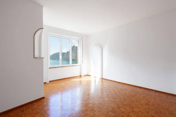 Chambre Blanche Avec Grandes Fenêtres Donnant Sur Lac Personne Intérieur — Photo