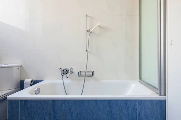 Detalhe Banheira Banheiro Com Azulejos Azuis Nenhum Dentro — Fotografia de Stock