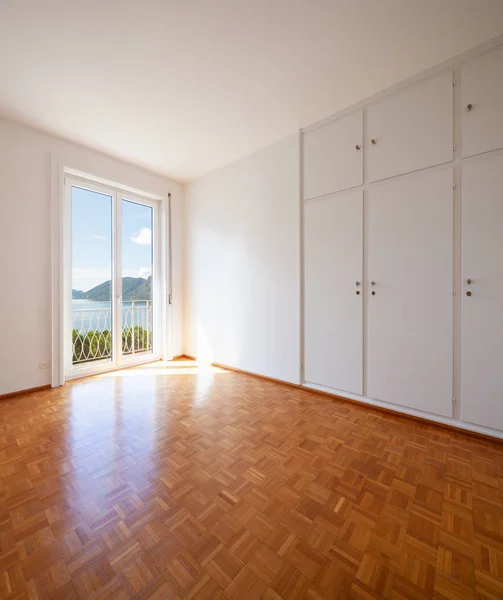 Weißes Zimmer Mit Großen Fenstern Mit Blick Auf Den See — Stockfoto