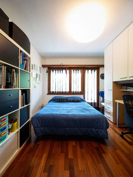 Schlafzimmer Von Vorne Mit Blauen Decken Bücherregal Und Parkett Niemand — Stockfoto