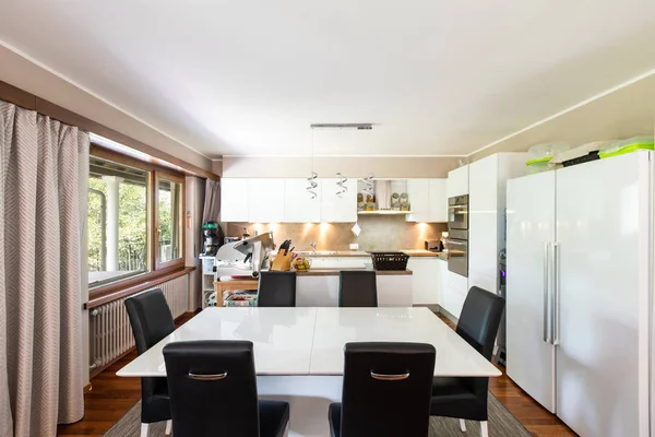 Große Küche Mit Ledertisch Und Stühlen Niemand Drinnen — Stockfoto