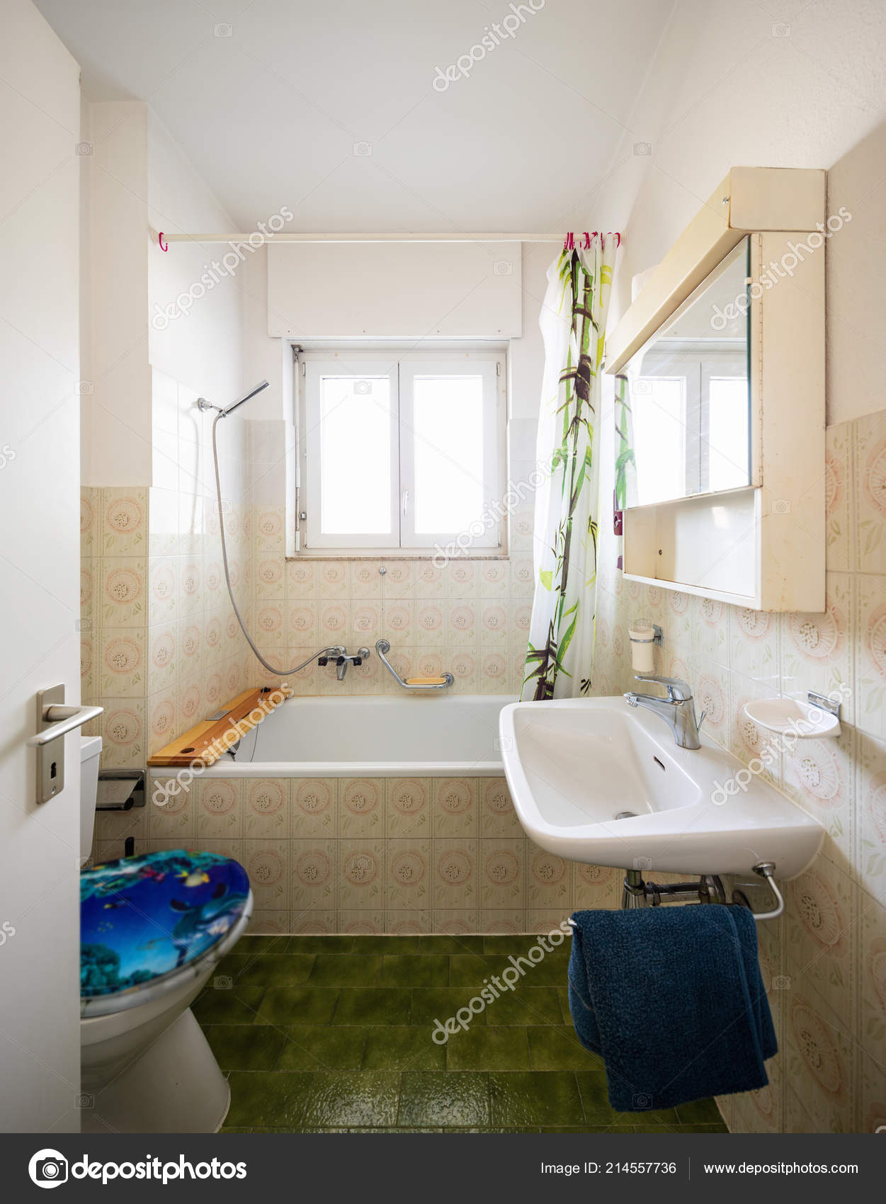 Vintage Badezimmer Mit Grünen Fliesen Und Fenster Niemand Inneren ... Vintage Badezimmer Mit Grünen Fliesen Und Fenster Niemand Inneren ...