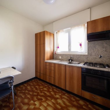 Antika ahşap mutfak, fayans ve parlak pencere. İçeride kimse yok