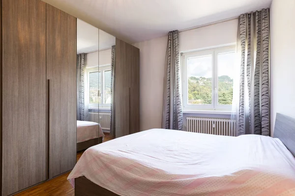 Schlafzimmer Mit Parkett Und Fenster Mit Aussicht Niemand Drinnen — Stockfoto