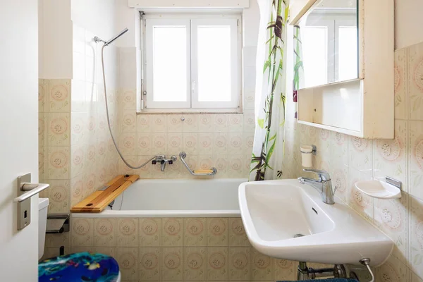 Вінтажна Ванна Кімната Зеленою Плиткою Вікном Ніхто Всередині — стокове фото