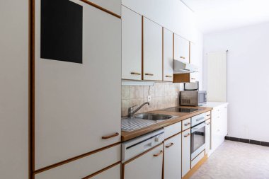 Vintage mutfak beyaz ve ahşap zemin ile. İçeride kimse yok