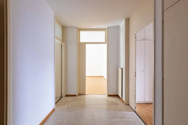 Corredor Blanco Con Parquet Puertas Abiertas Hay Nadie Adentro — Foto de Stock