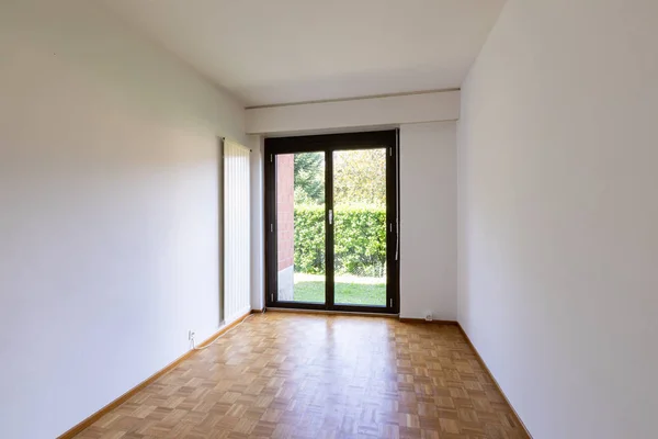 Leere Zimmer Mit Fenster Und Parkett Niemand Drinnen — Stockfoto