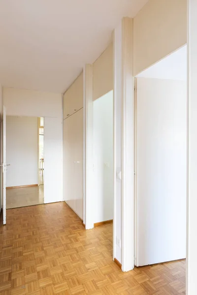 Vita Korridor Med Parkett Och Öppna Dörrar Ingen Släpper — Stockfoto