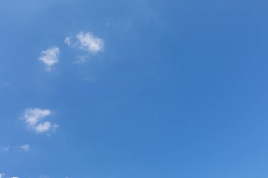 Beyaz bulutlu mavi gökyüzü