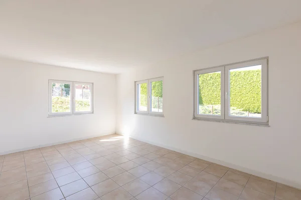 Weißer Leerer Raum Mit Fliesen Und Fenstern Niemand Drinnen — Stockfoto