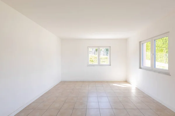 Habitación Blanca Vacía Con Azulejos Ventanas Nadie Dentro — Foto de Stock