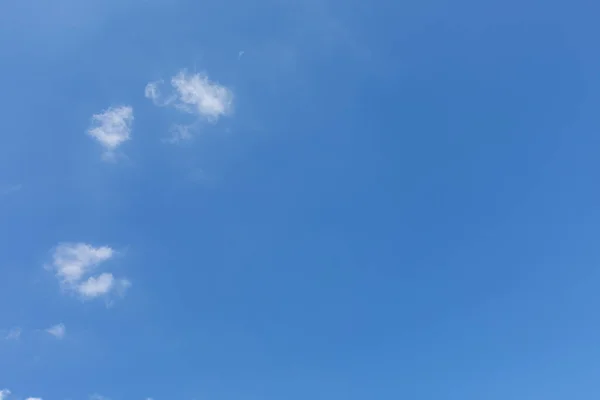 Sininen Taivas Valkoisilla Pilvillä — kuvapankkivalokuva