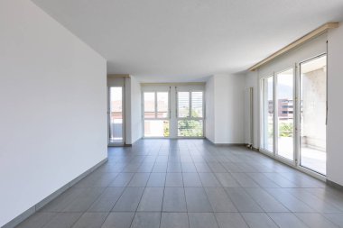 Boş oda ile fayans ve büyük, parlak pencere eşiği. İçeride kimse yok