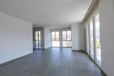 Boş oda ile fayans ve büyük, parlak pencere eşiği. İçeride kimse yok