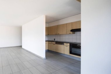 Windows ve ahşap mutfak, içeride kimse yok boş oda