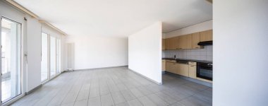 Windows ve ahşap mutfak, içeride kimse yok boş oda