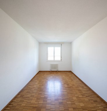 Boş oda pencere ve parke. İçeride kimse yok