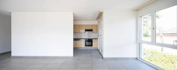 Habitación Vacía Con Ventanas Cocina Madera Nadie Dentro —  Fotos de Stock