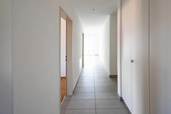 Couloir Avec Carrelage Placards Portes Ouvertes Personne Intérieur — Photo