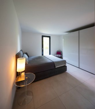 Şık yatak odası penceresi ile. İçeride kimse yok