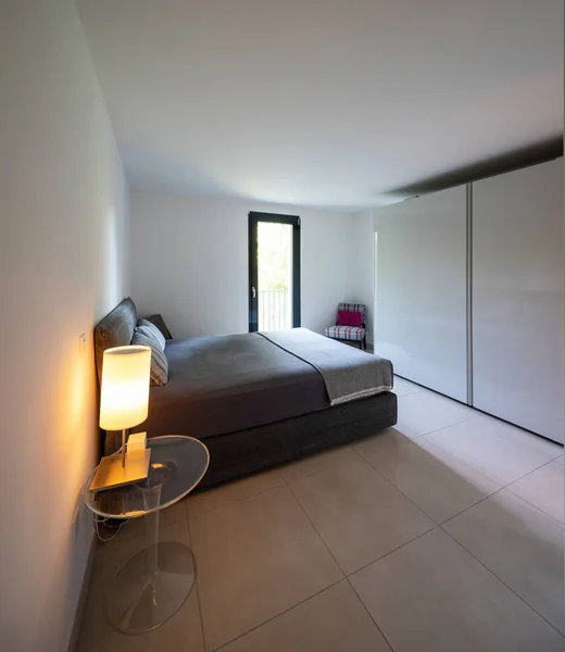 Elegantes Schlafzimmer Mit Fenster Niemand Drinnen — Stockfoto