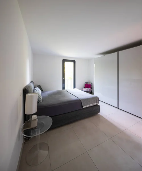 Elegante Dormitorio Con Ventana Hay Nadie Adentro — Foto de Stock