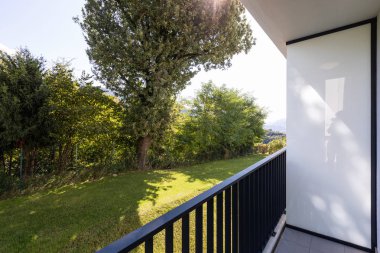 Çim, içeride kimse yok bir sürü bina dış modern beyaz kat mülkiyeti