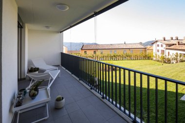 Çim, içeride kimse yok bir sürü bina dış modern beyaz kat mülkiyeti